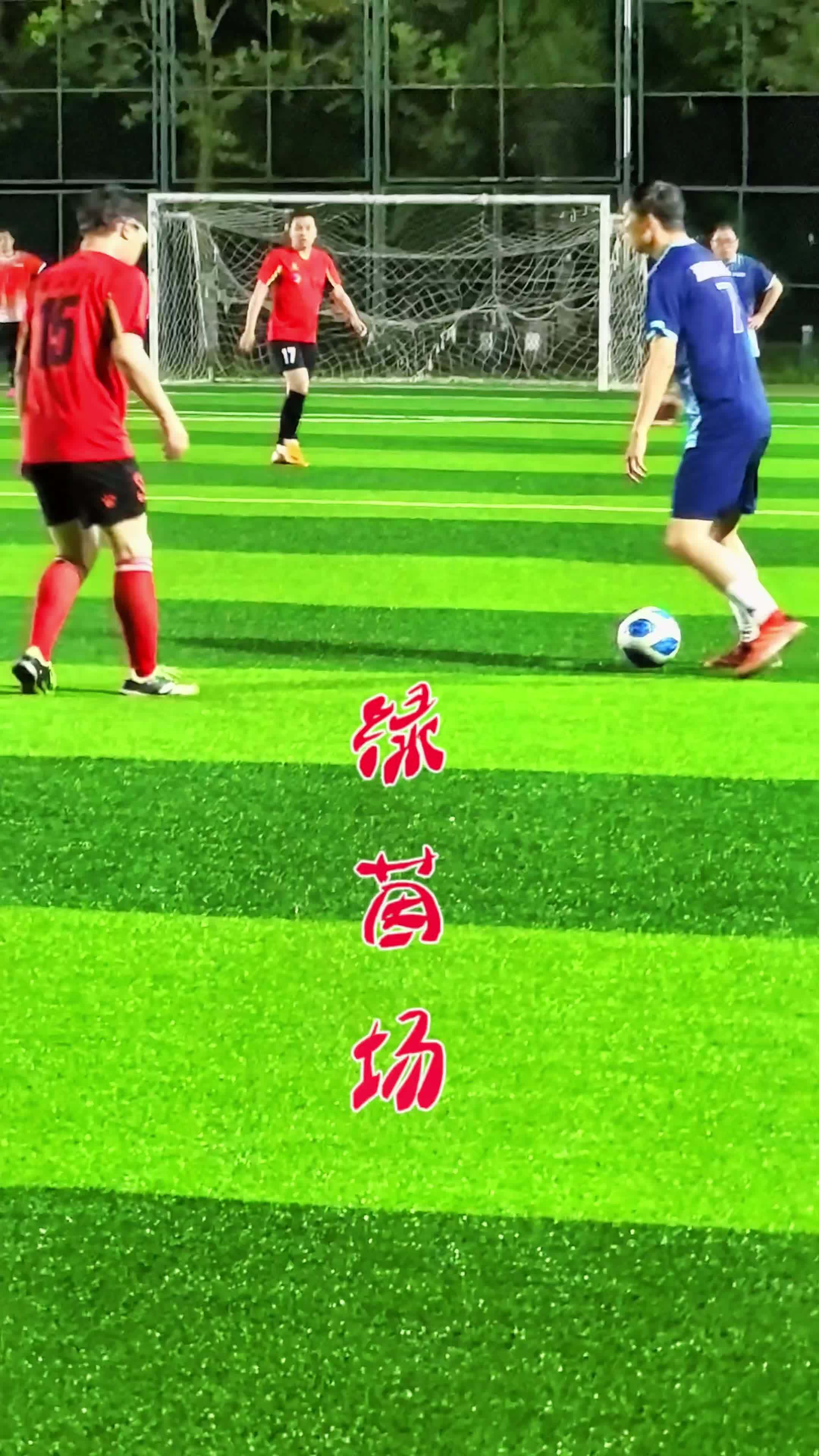 九游游戏中心官方-足球赛场上激烈对决激发观众激情