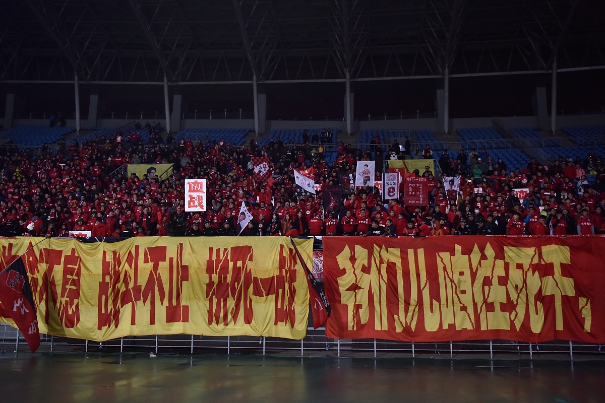 足坛焦点战役中国队再度夺魁，赢得掌声